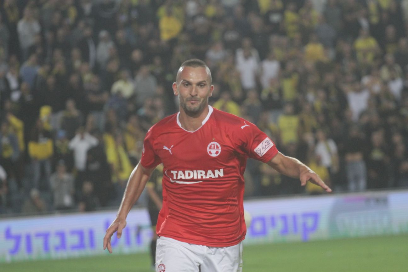 בן שהר אחרי שכבש את השלישי. איזה יופי (צילום: בן בודה)